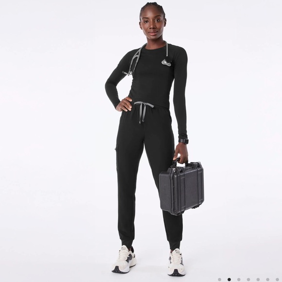 NWT Figs Black Salta Seamless Cropped Long Sleeve Underscrub - Picture 2 of 9